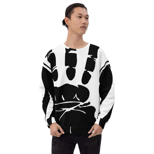 Man wearing Unisex-Pullover N°8 with abstract black and white design, featuring precise fit and cotton-feel fleece material.