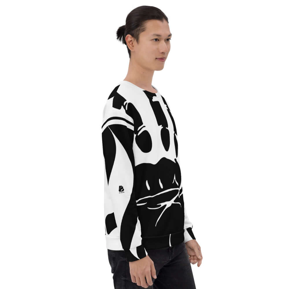 Person wearing Unisex-Pullover N°8 with unique monochrome design, side view.