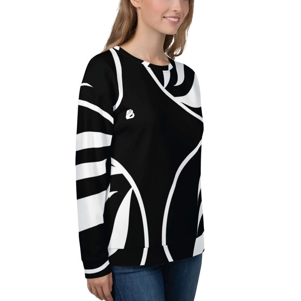 Unisex-Pullover N°9 in black and white abstract design made from polyester-cotton blend, model wearing side view.