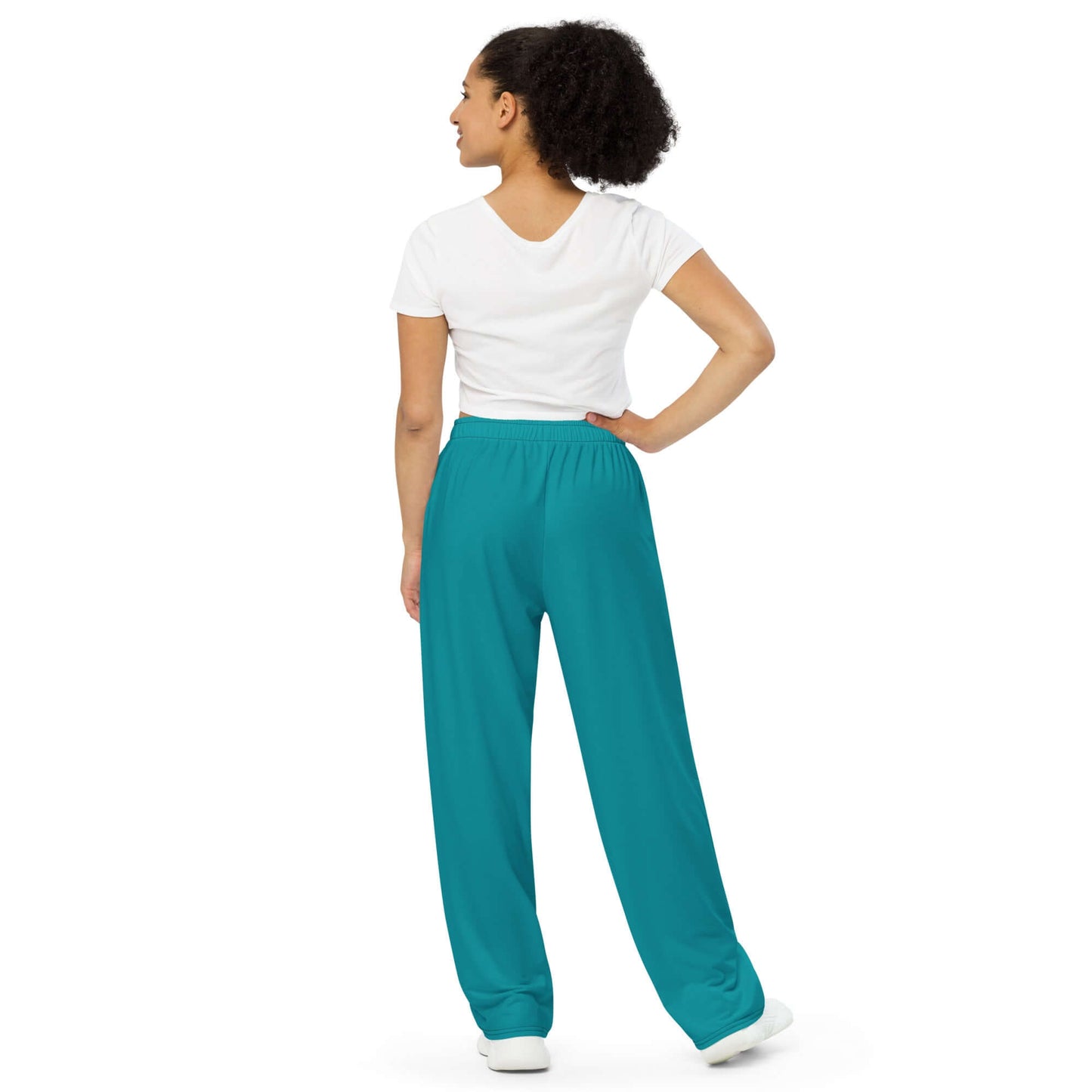 Model wearing Unisex-Hose mit weiten Beinen und Allover-Druck N°4, featuring elastic waistband and practical side pockets.