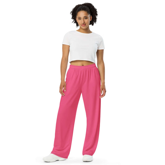 Model wearing Unisex-Hose mit weiten Beinen und Allover-Druck N°2 in pink displaying the elastic waistband and loose fit.