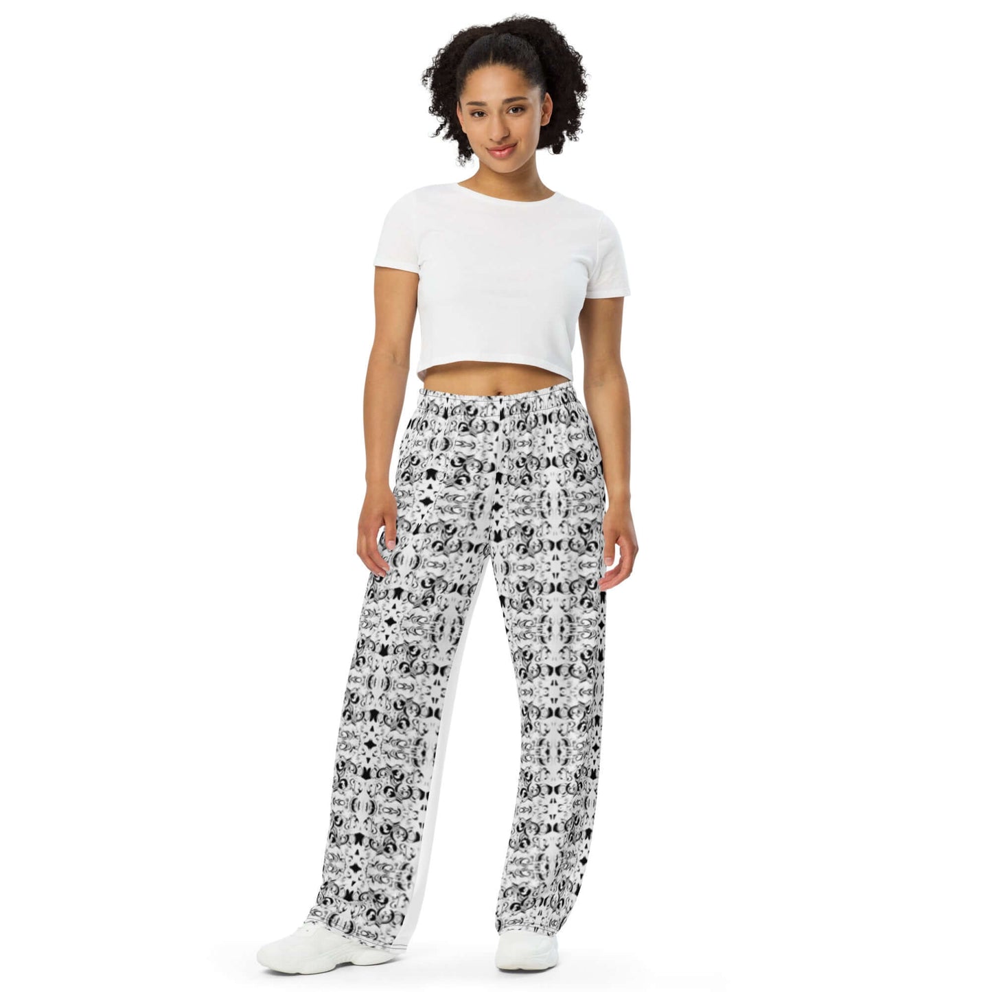 Woman wearing Unisex-Hose mit weiten Beinen N°0 featuring wide legs, adjustable waist, and side pockets.