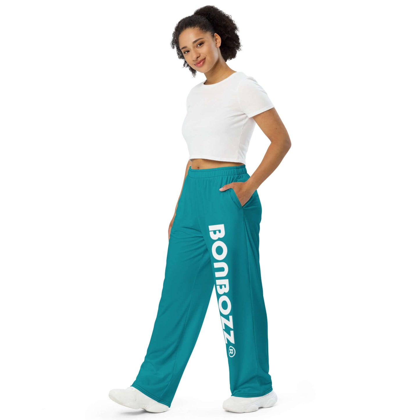 Unisex-Hose mit weiten Beinen und Allover-Druck N°4, lockere Passform, elastischer Bund, mit Seitentaschen, in Türkis mit Aufdruck.