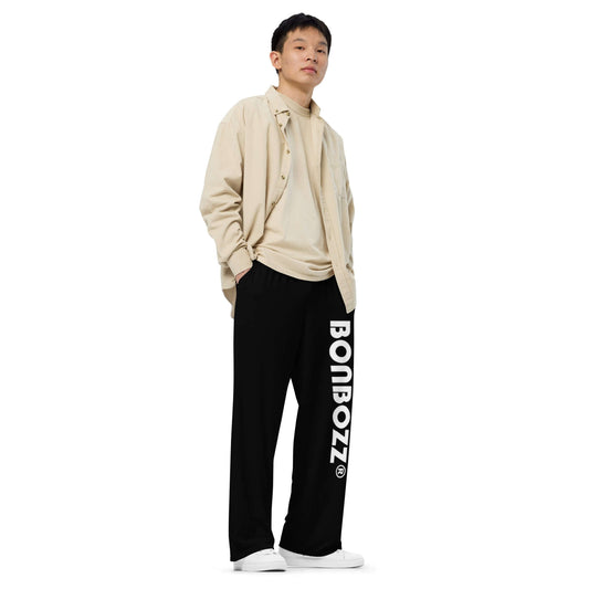 Unisex-Hose mit weiten Beinen und Allover-Druck N°1, lockere Passform, stilvolles Design mit Seitentaschen und elastischem Bund, getragen von Model