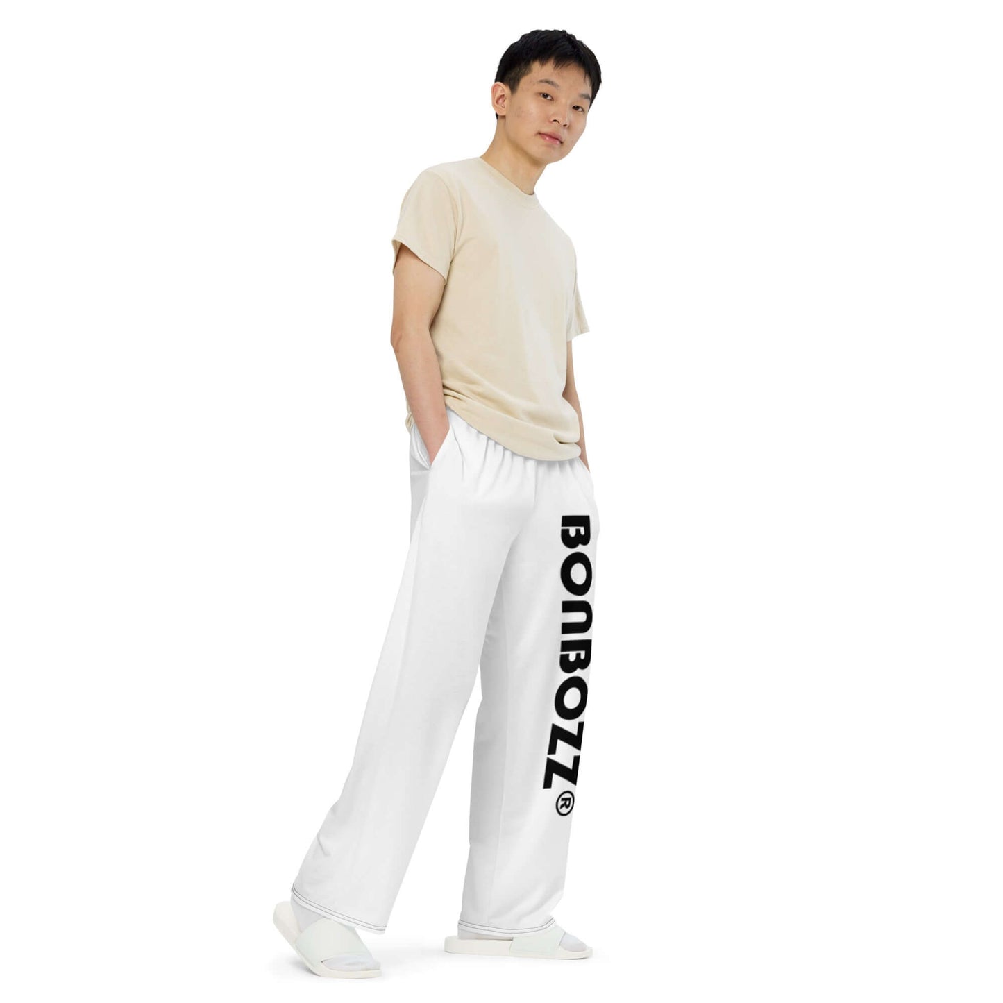 Model wearing Unisex-Hose mit weiten Beinen und Allover-Druck N°3, featuring practical side pockets and elastic waistband with drawstring.
