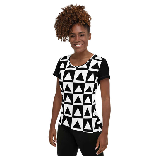 Allover-Sport-T-Shirt für Damen N°1 with geometric pattern worn by woman.