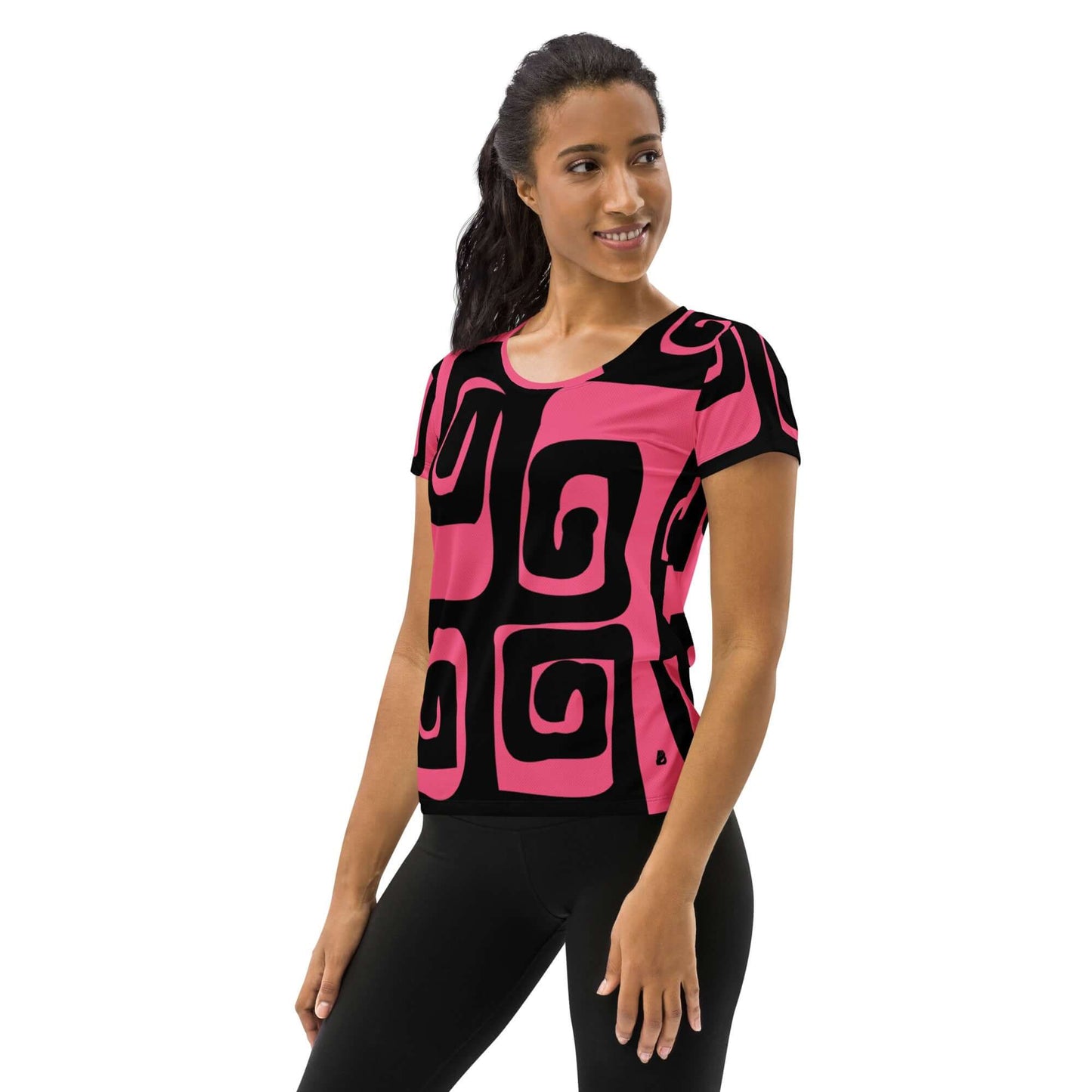 Frau trägt Allover-Sport-T-Shirt für Damen N°4, pink mit schwarzen Mustern, bequem für Training und Stil.