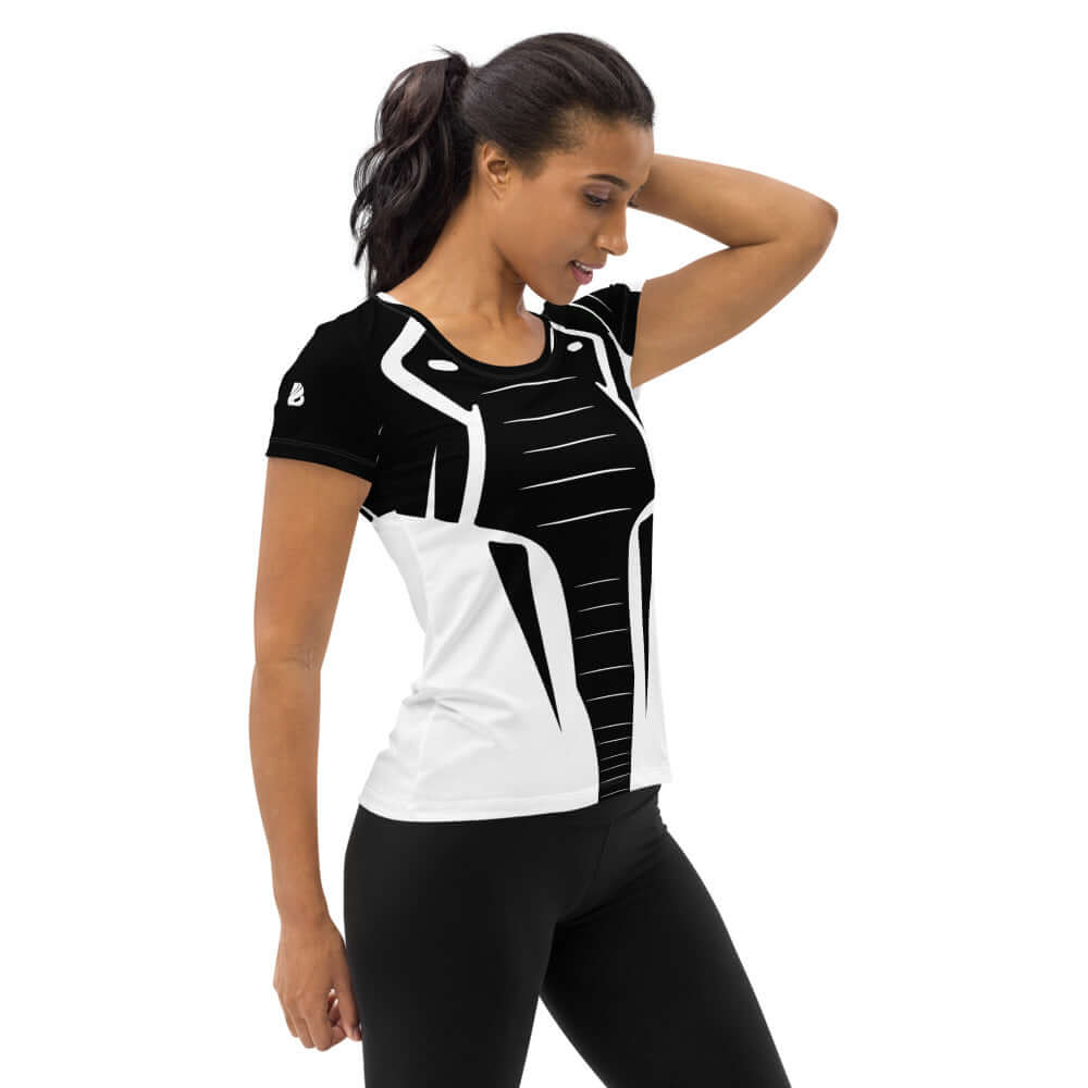 Woman wearing Allover-Sport-T-Shirt für Damen N°0 with moisture-wicking and antimicrobial fabric for comfort during workouts.