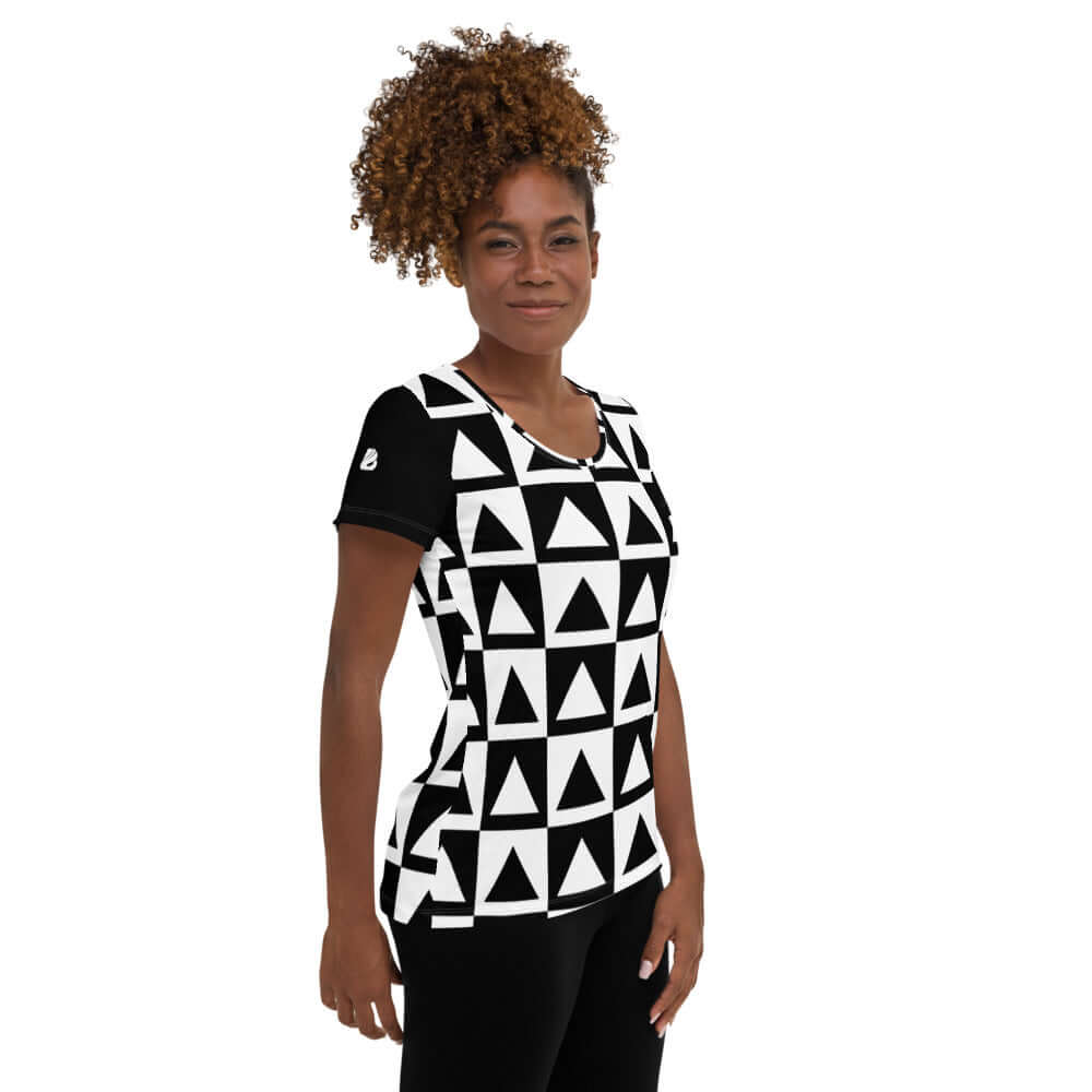 Woman wearing Allover-Sport-T-Shirt für Damen N°1 with geometric design, showcasing comfort and style for active wear.