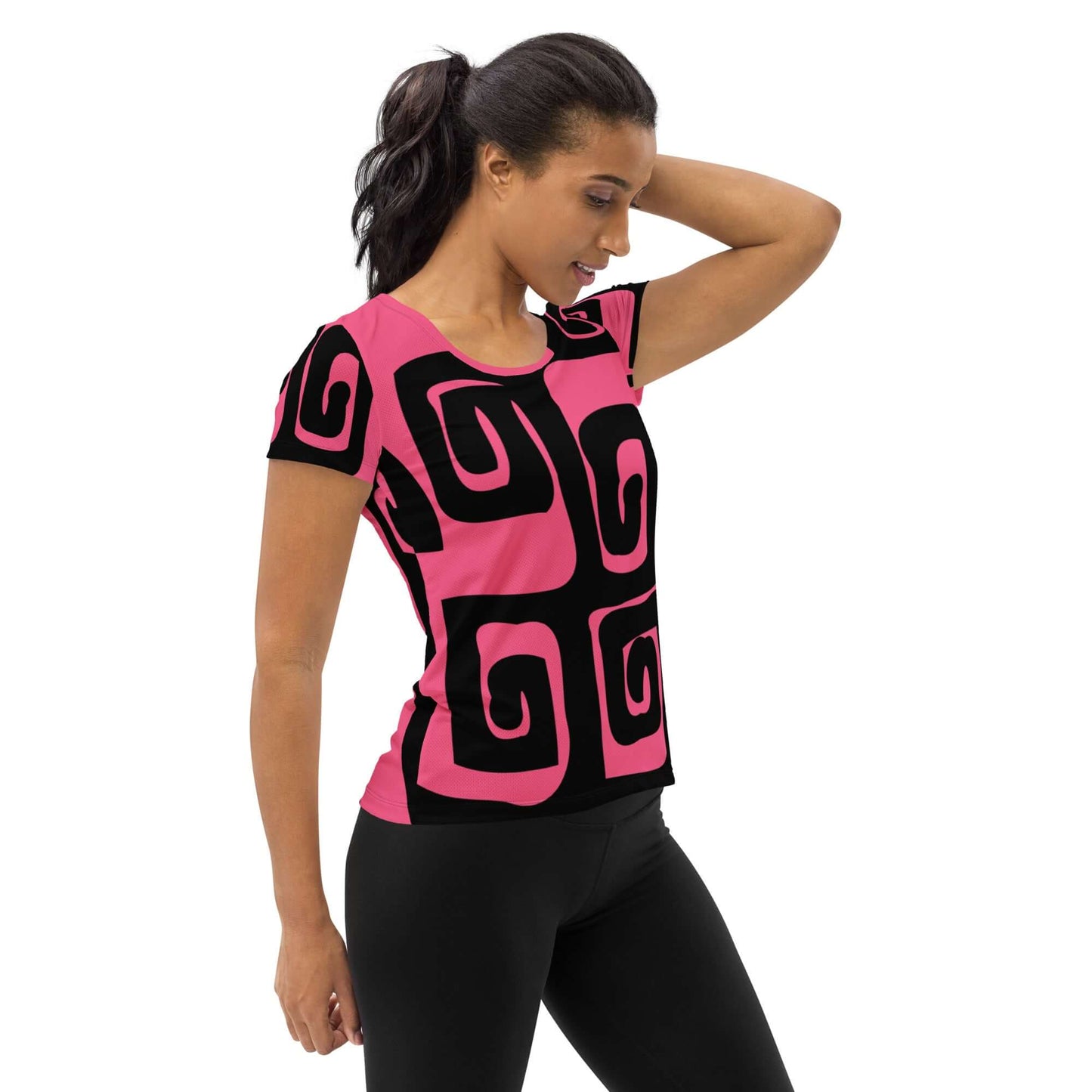Frau trägt Allover-Sport-T-Shirt für Damen N°4 mit einzigartigem Design, ideal für stilvolle Sportler, hergestellt aus Netzstoff.