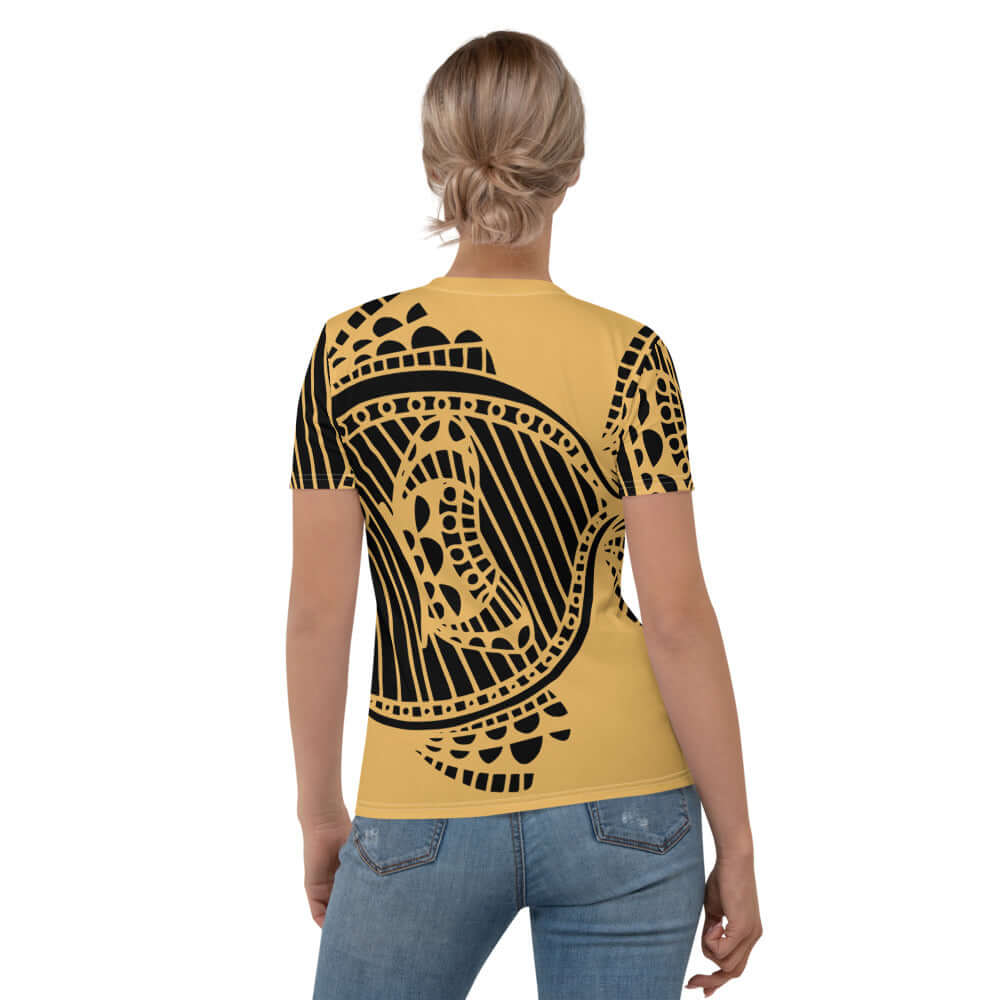 Back view of woman wearing Damen-T-Shirt N°2 in yellow with black abstract pattern, showcasing stretch fit and comfort.