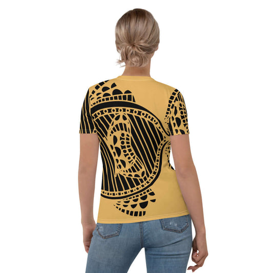 Back view of woman wearing Damen-T-Shirt N°2 in yellow with black abstract pattern, showcasing stretch fit and comfort.