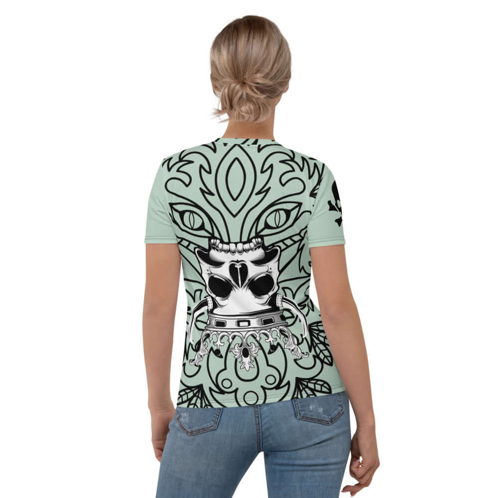 Woman wearing Damen-T-Shirt N°5 with an intricate design, showcasing four-way stretch fabric for ultimate comfort and style.