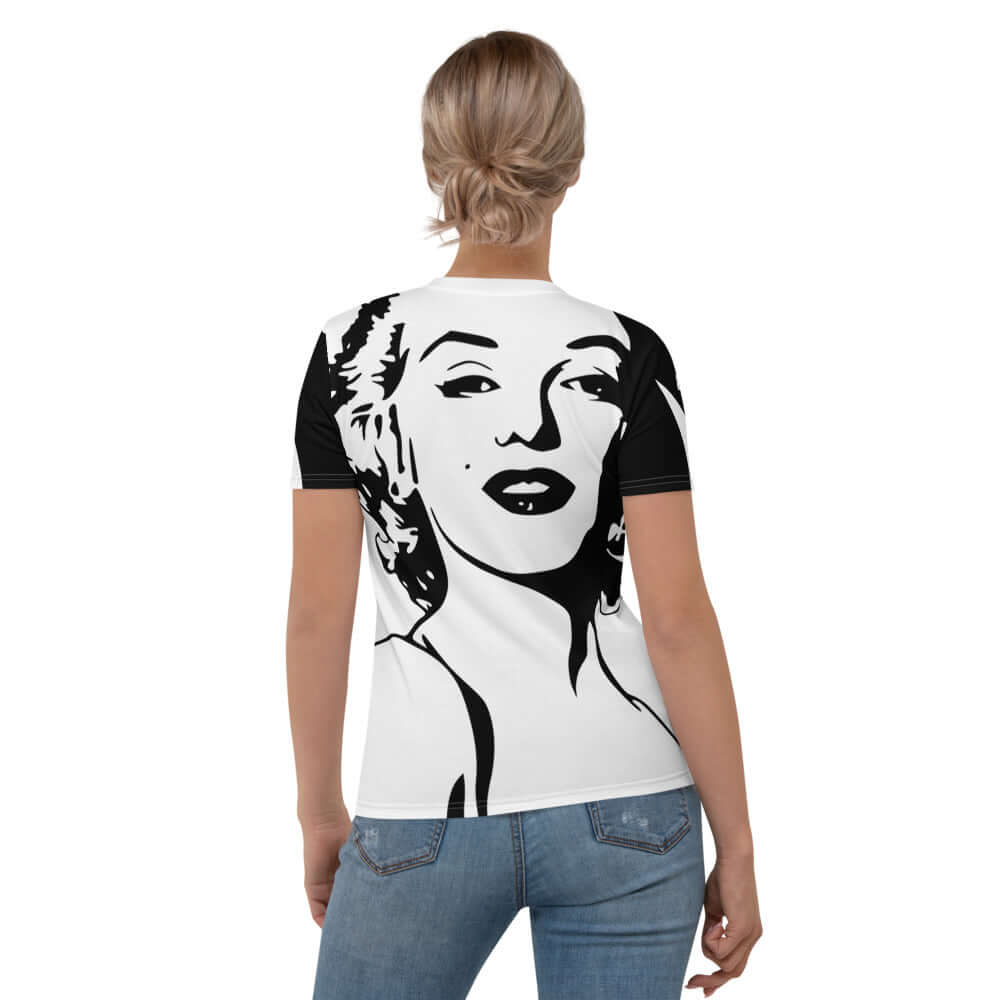 Rear view of a woman wearing Damen-T-Shirt N°9 with artistic design, demonstrating four-way stretch and comfort.