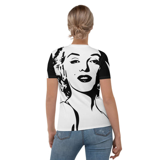 Rear view of a woman wearing Damen-T-Shirt N°9 with artistic design, demonstrating four-way stretch and comfort.