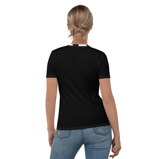 Rückansicht des Damen-T-Shirt N°10 in Schwarz, glattes Baumwoll-Polyester-Jersey, bequem mit Vier-Wege-Stretch, getragen von einer Frau.