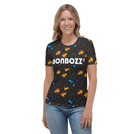 Woman wearing Damen-T-Shirt N°1 with colorful pattern and Bonbozz logo, standing in jeans with a smile.