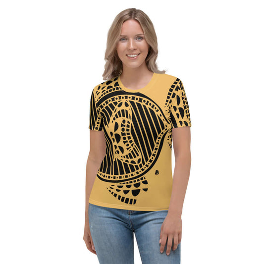 Damen-T-Shirt N°2 in gelb mit schwarzem Muster, getragen von Person, super glatt und bequem, ideal für stilvolle Outfits.