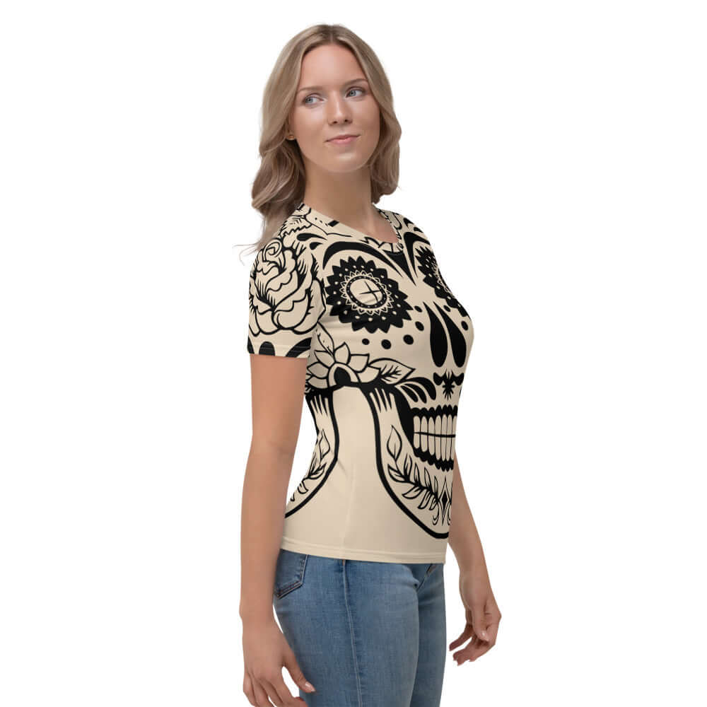 Woman wearing Damen-T-Shirt N°3 with skull design, side view, showcasing four-way stretch and premium jersey material.