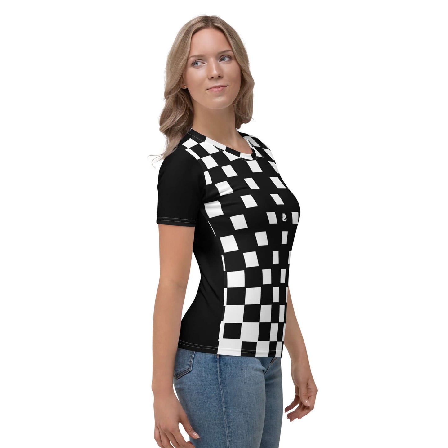 Woman wearing Damen-T-Shirt N°10 with black and white checkered design.