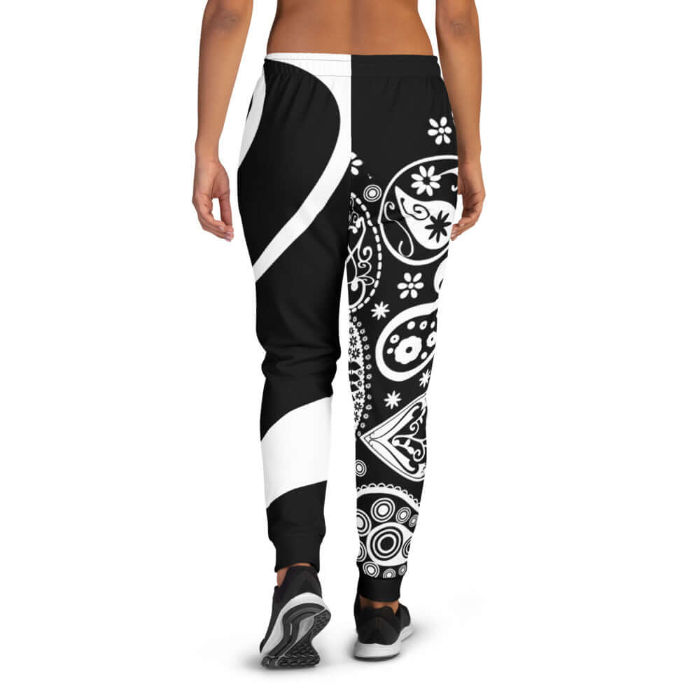Back view of Damen-Jogginghose N°0 with colorful print and cuffed legs, made from a soft cotton blend.