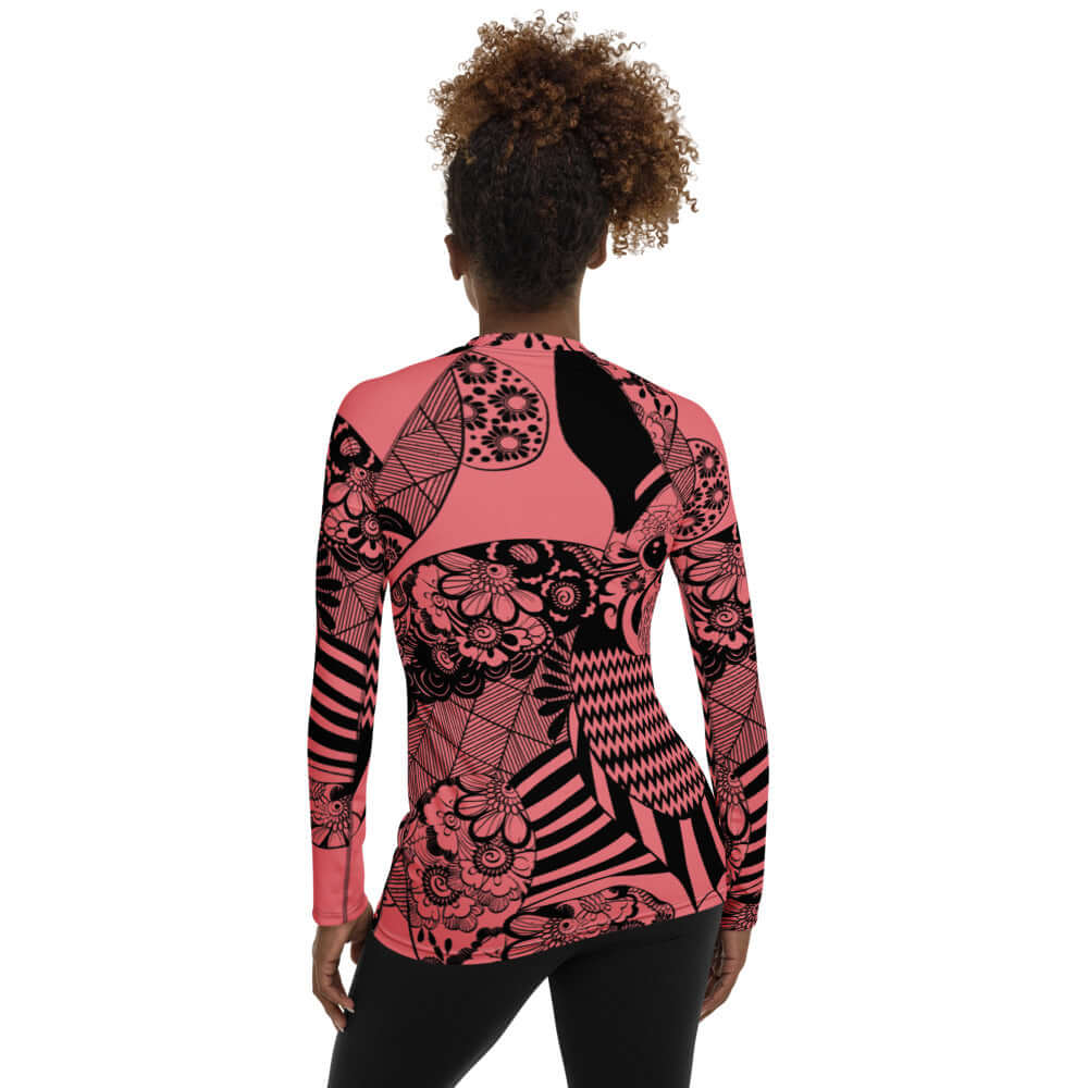Back view of woman wearing Damen-Rash-Guard N°2 with vibrant pattern, showcasing long sleeves and ergonomic design for sports.
