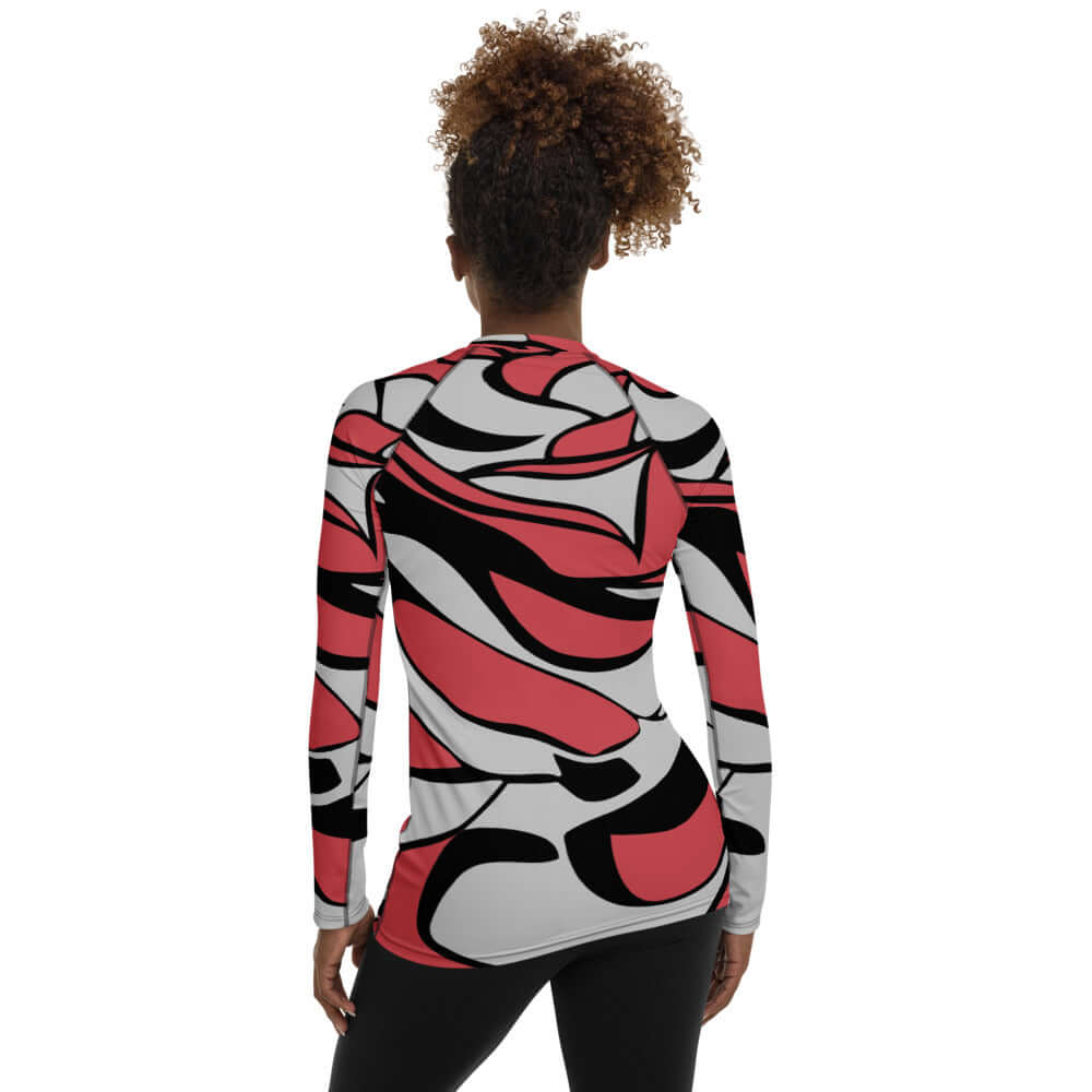 Rear view of woman wearing Damen-Rash-Guard N°4 with abstract red, black, and white pattern, designed for sport and UV protection.