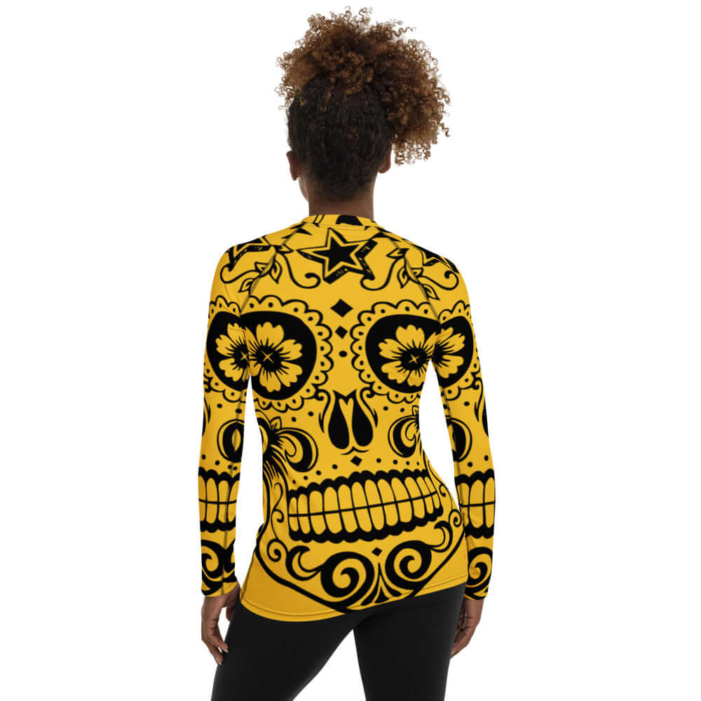 Back view of Damen-Rash-Guard N°5 with vibrant yellow skull design, offering UV protection and a soft 4-way stretch for sports enthusiasts.