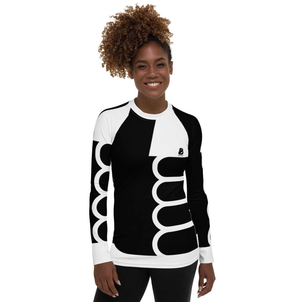 Woman wearing Damen-Rash-Guard N°0 with black and white design, showcasing activewear suitable for protection and comfort during sports activities.