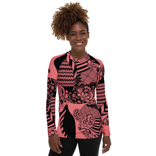 Woman wearing the Damen-Rash-Guard N°2 in a vibrant pink and black design, ideal for sports with UV protection and ergonomic fit.