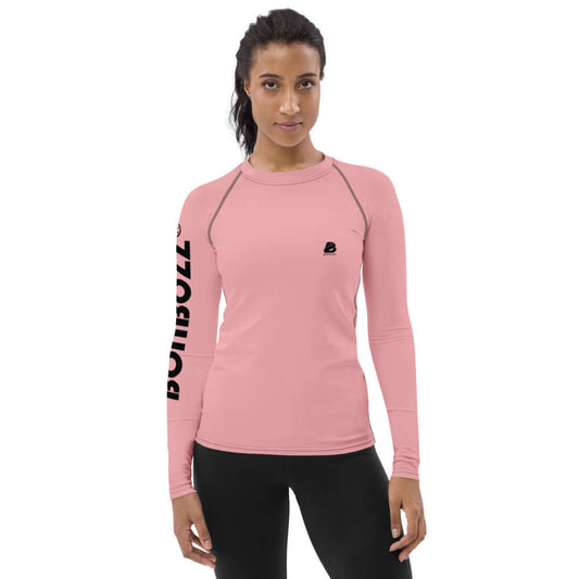 Woman wearing pink Damen-Rash-Guard N°3 with long sleeves and sporty fit, offering sun protection and comfort.