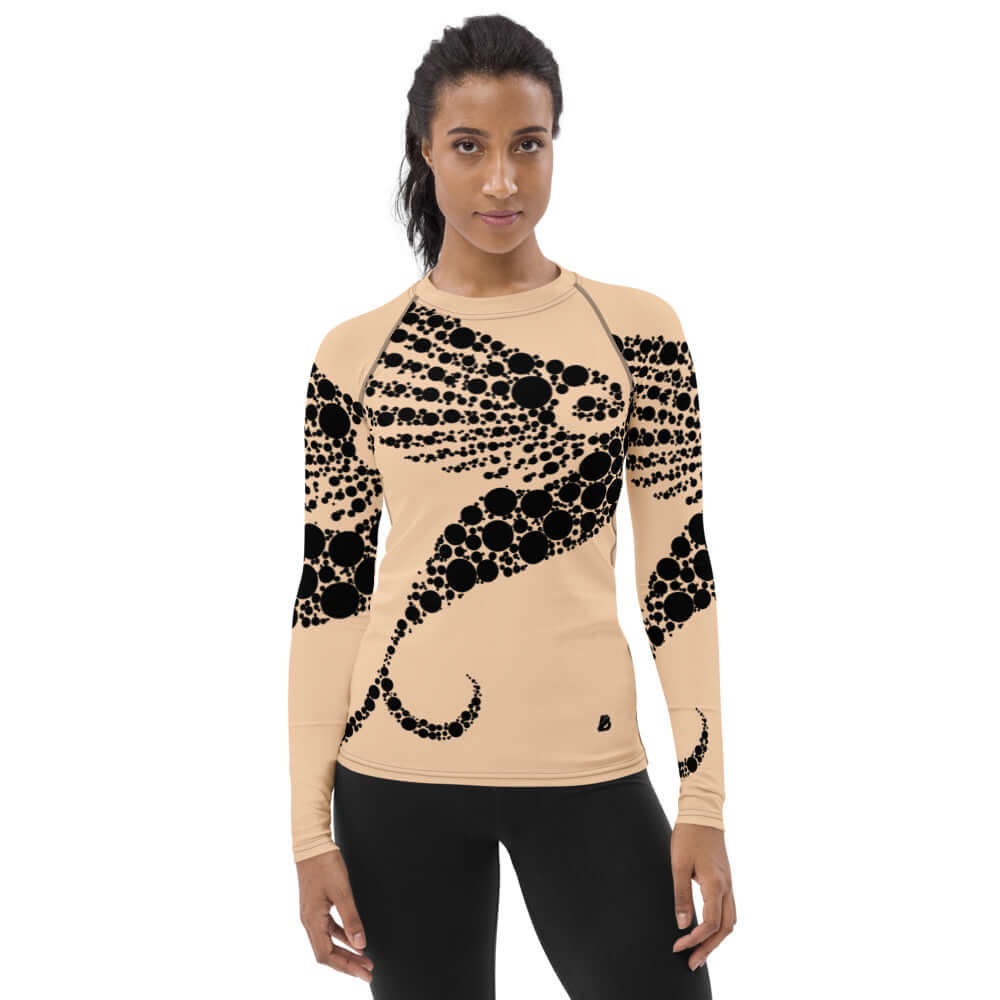Woman wearing Damen-Rash-Guard N°6 with black patterned design, long sleeves, and UV protection for sports.