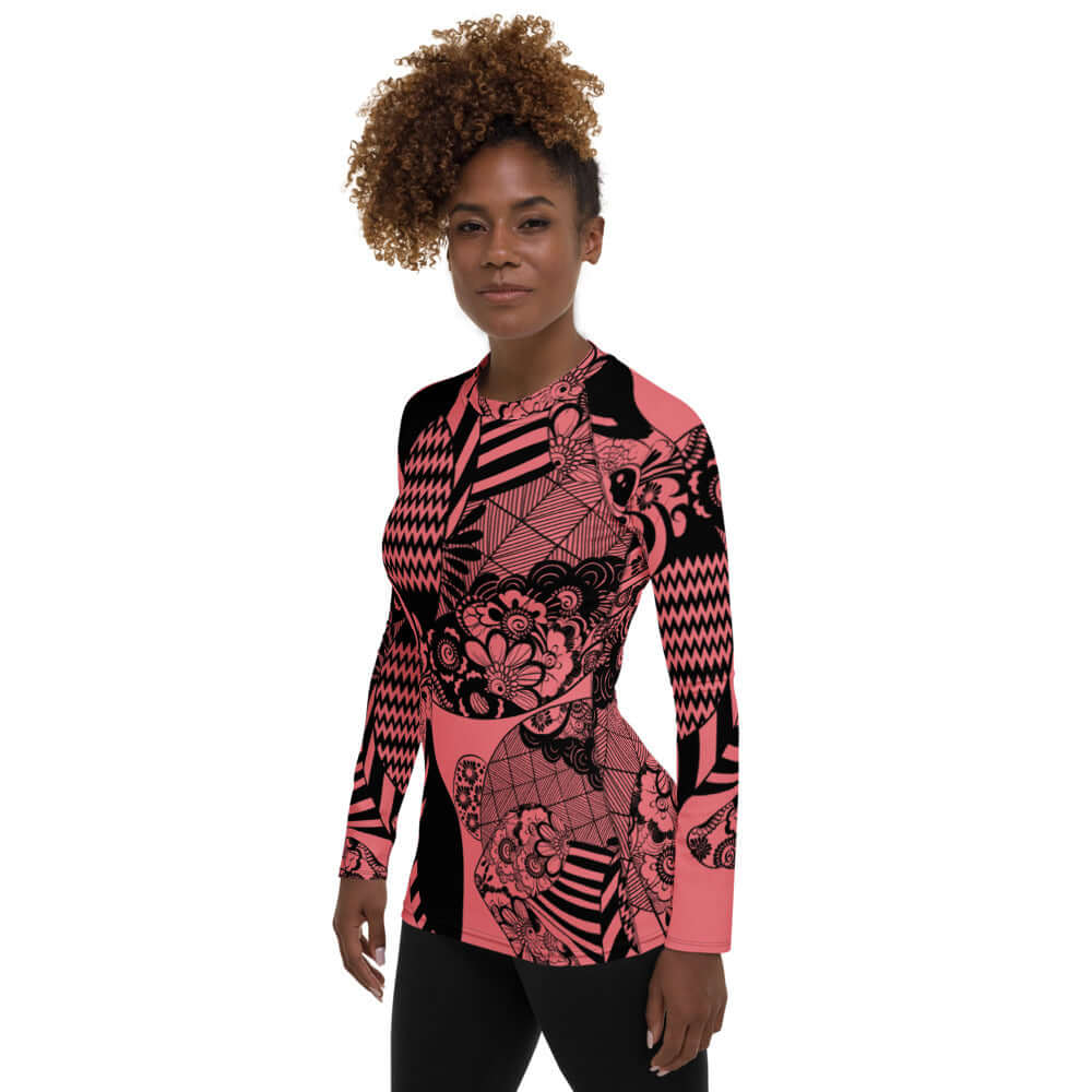 Model wearing Damen-Rash-Guard N°2, a stylish, long-sleeve sport top with UV protection and ergonomic design.