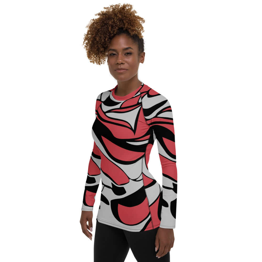 Woman wearing Damen-Rash-Guard N°4 with abstract design, showcasing long sleeves and snug fit for sports protection and comfort.