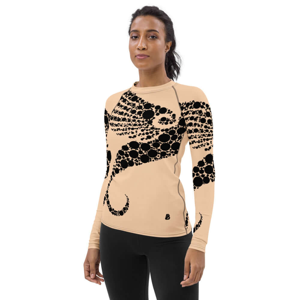 Woman wearing Damen-Rash-Guard N°6 with black abstract design, providing UV protection and comfort for active sports.