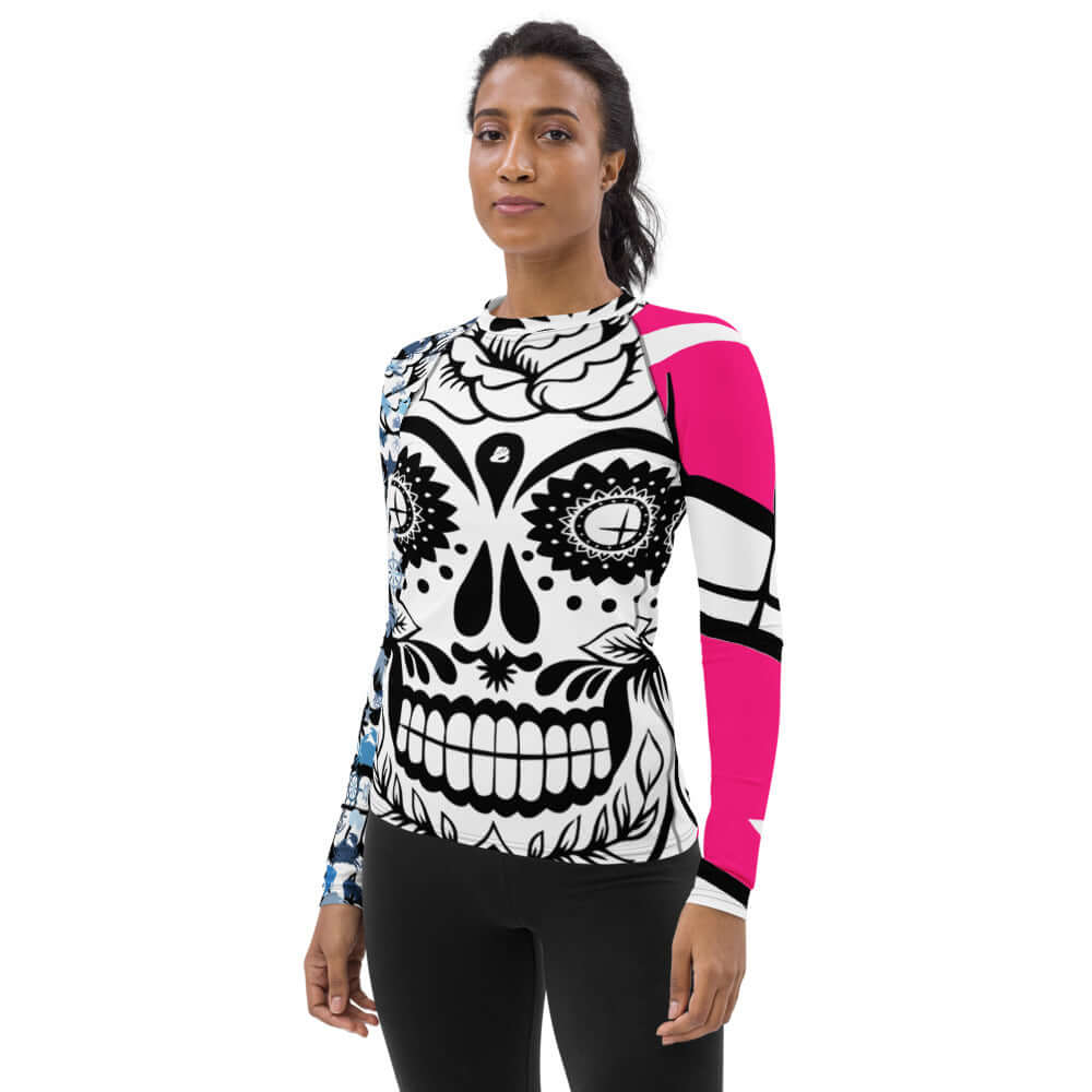 Woman wearing Damen-Rash-Guard N°7 with vibrant skull design, UV protection, long sleeves, and ergonomic seams for active sports.