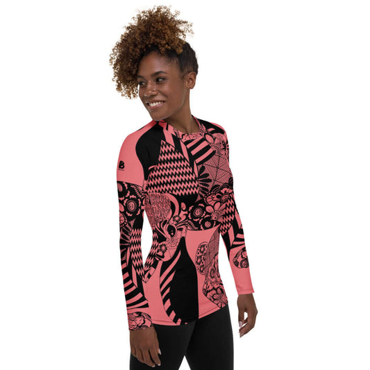 Woman wearing Damen-Rash-Guard N°2 with colorful abstract pattern and long sleeves for sun protection.