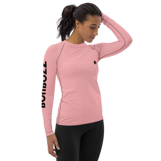 Woman wearing Damen-Rash-Guard N°3 in pink, long-sleeve sporty top with UV protection, showcasing ergonomic design and comfort.