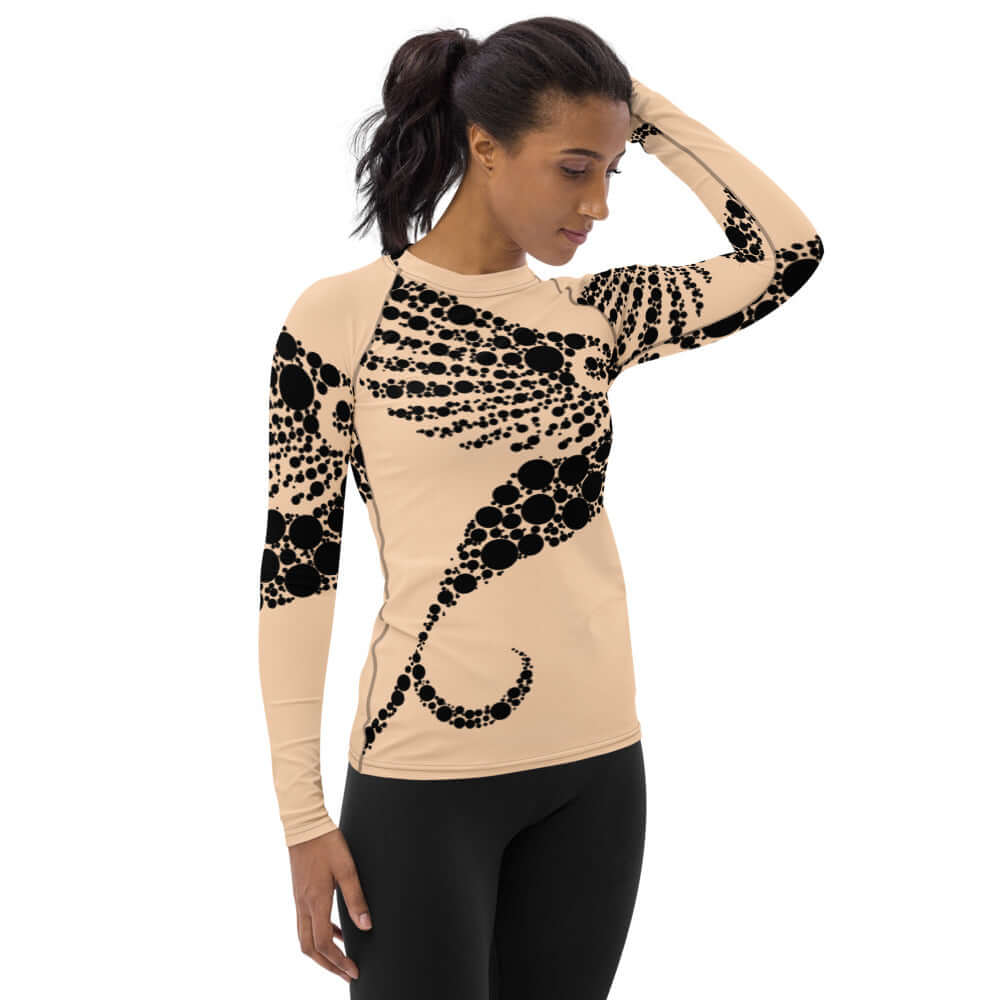 Woman wearing Damen-Rash-Guard N°6 with black abstract design, highlighting ergonomic seams and UV protection for sports.