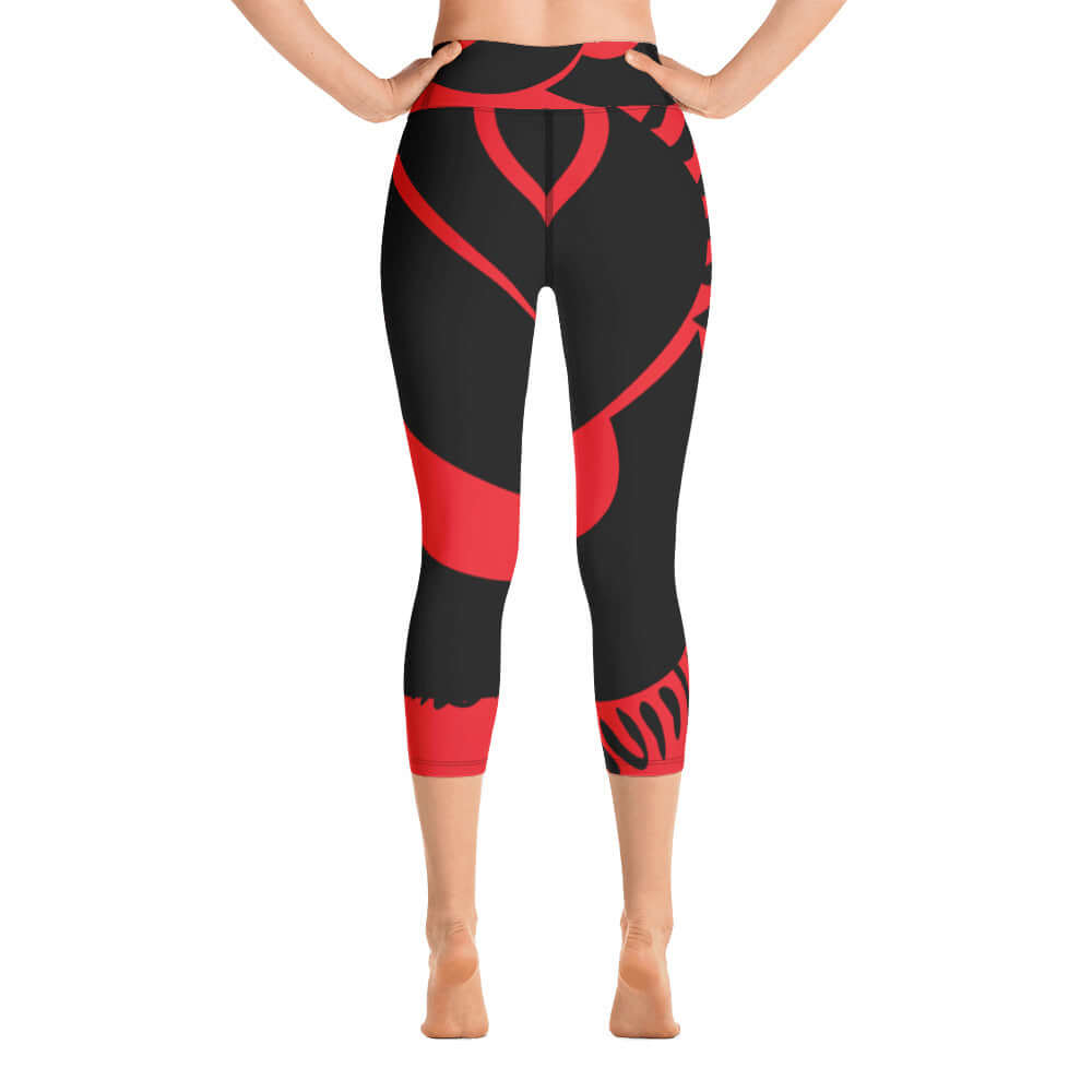 Person wearing Yoga-Capri-Leggings N°1 in black and red with a high elastic waistband.