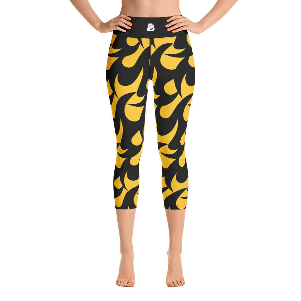 Woman wearing Yoga-Capri-Leggings N°2, high elastic waistband, yellow and black pattern, perfect for yoga and fitness, high-quality stretch fabric.