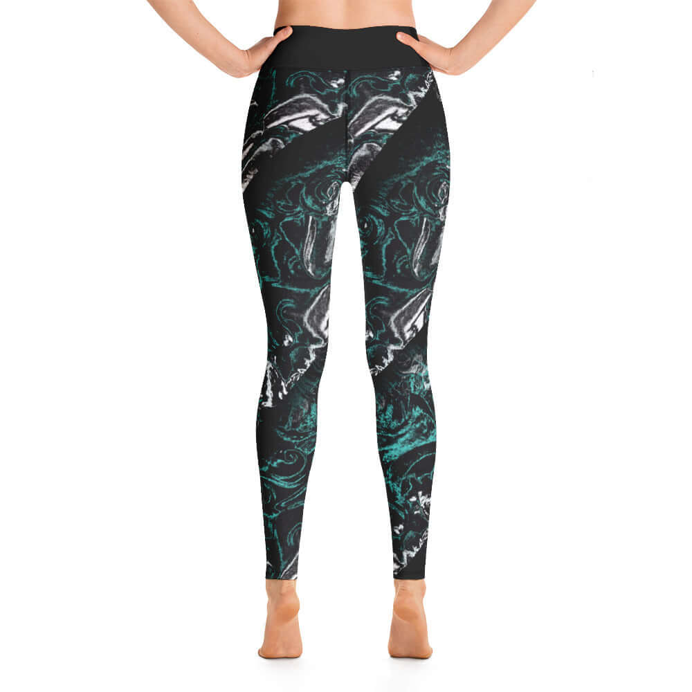 Back view of woman wearing Yoga-Leggings N°8 in black with green accents, featuring high waist and four-way stretch fabric.