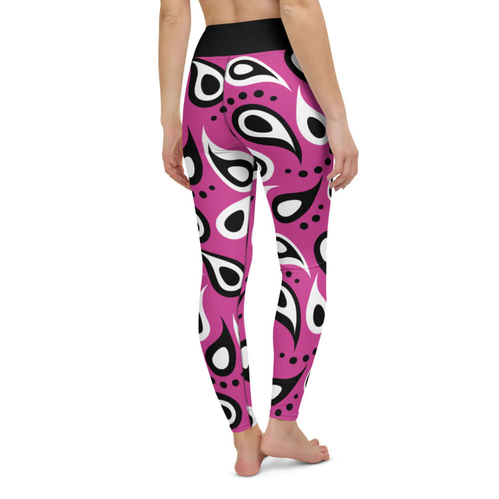Yoga-Leggings N°18 in pink with black and white abstract pattern, showcasing four-way stretch and high waistband.
