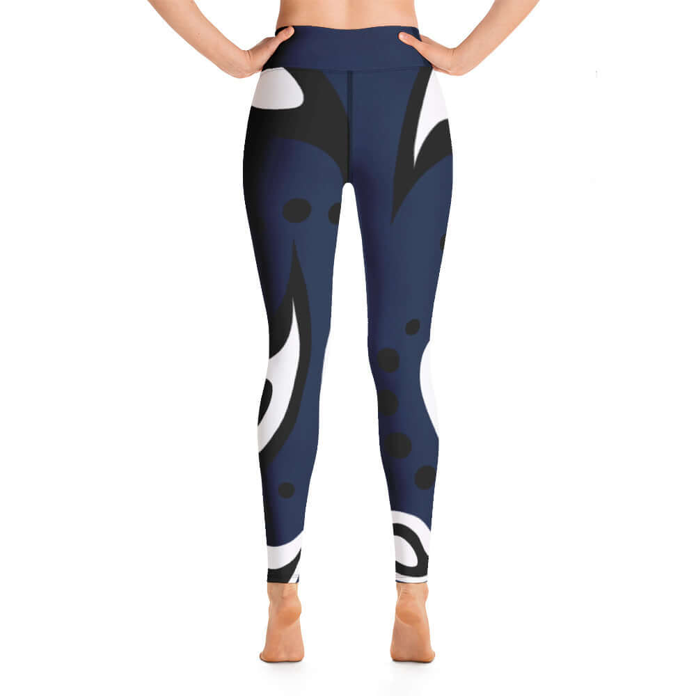 Person wearing Yoga-Leggings N°31 with abstract navy and white design, featuring a high waistband, made of soft stretch material.
