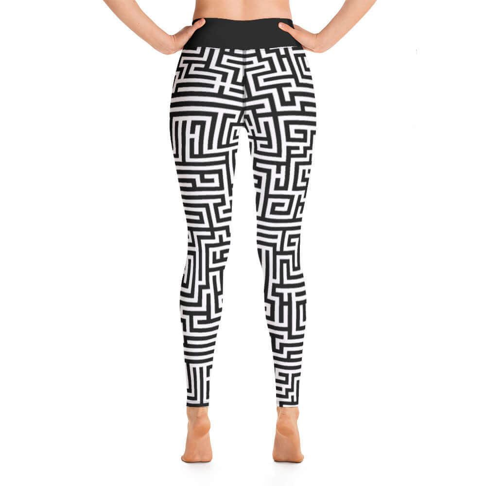 Back view of Yoga-Leggings N°32 with black and white geometric pattern, showing high waistband and four-way stretch fabric.