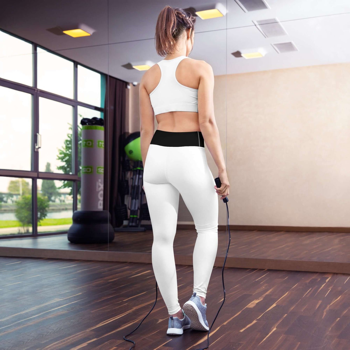 Woman in gym wearing Yoga-Leggings N°44 with jump rope, showcasing comfortable and stretchy fabric.