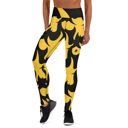 Yoga-Leggings N°1 in yellow and black pattern, high-waisted, four-way stretch, made with soft microfiber, shown on model.