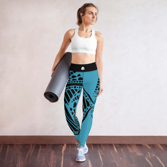 Woman wearing Yoga-Leggings N°9 with a yoga mat, showcasing stretchy and comfortable fabric design.