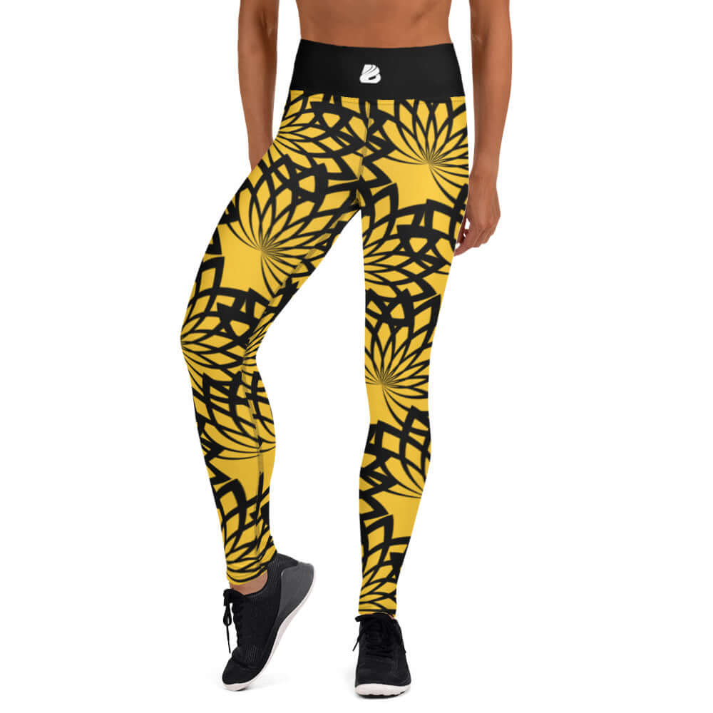 Yoga-Leggings N°16, super weiche und dehnbare gelbe Leggings mit schwarzem Blumendruck, hoch tailliert und bequem für Sport.