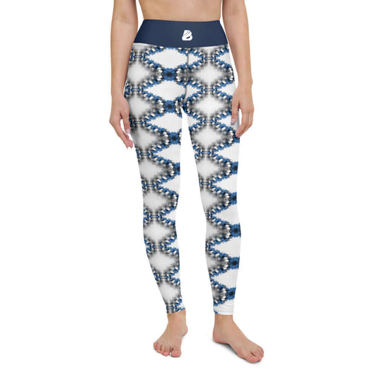 Woman wearing Yoga-Leggings N°17 with blue geometric pattern and high waist for comfortable stretch fit.